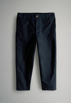 Granatowe spodnie o gładkiej fakturze, z zapięciem na guzik, szlufkami na pasek i dwiema bocznymi kieszeniami; zwężane nogawki.