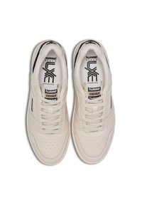 Sneaker bianche con una superficie in pelle liscia, punta rotonda e dettagli perforati. Presentano un marchio nero sulla linguetta e sul lato.