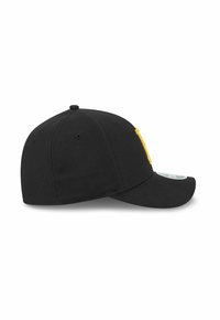 Gorra de béisbol negra con visera curva, con un logotipo bordado en amarillo en la parte frontal y una textura de tela suave.