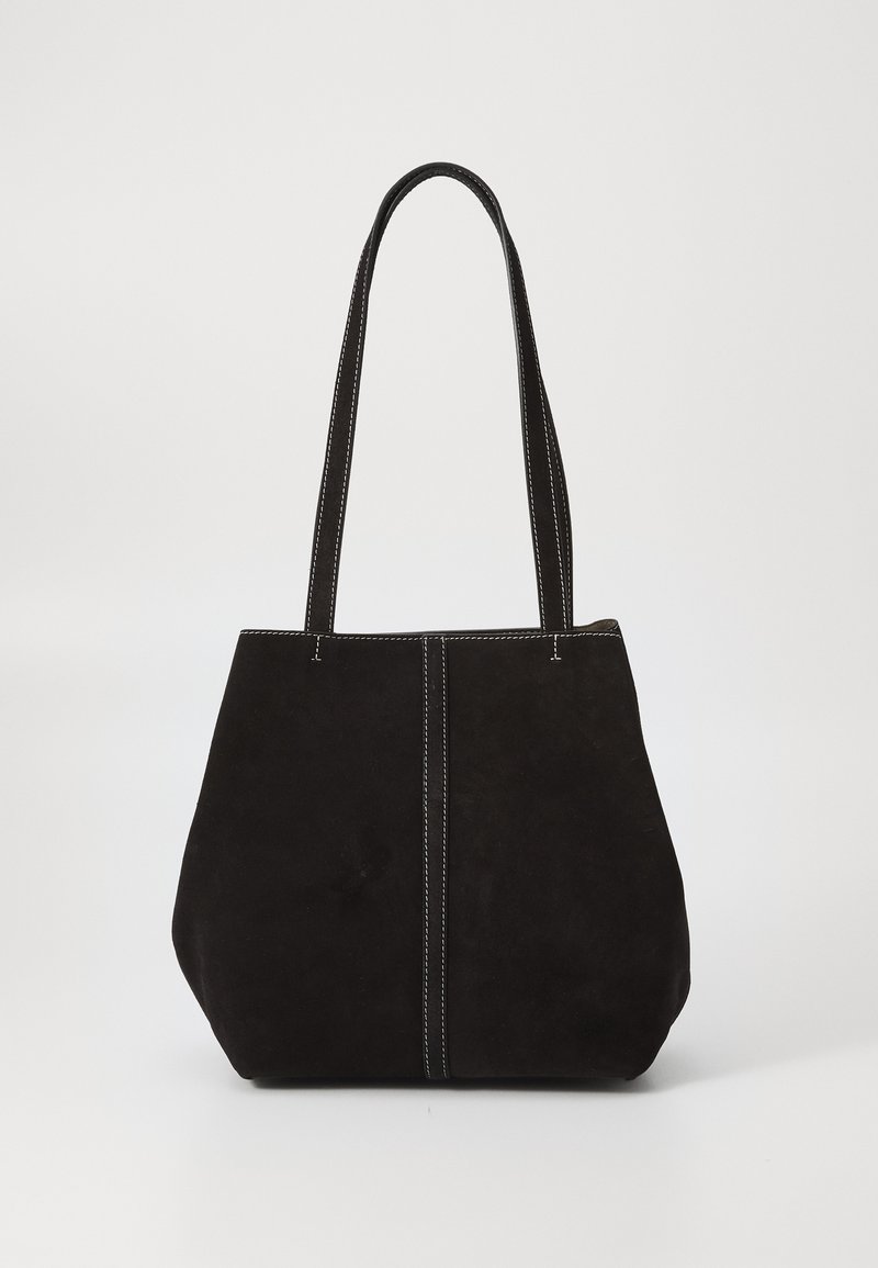 Borsa tote in suede nera con due manici lunghi, decorata con cuciture bianche lungo i bordi e una cucitura centrale, dalla forma strutturata.
