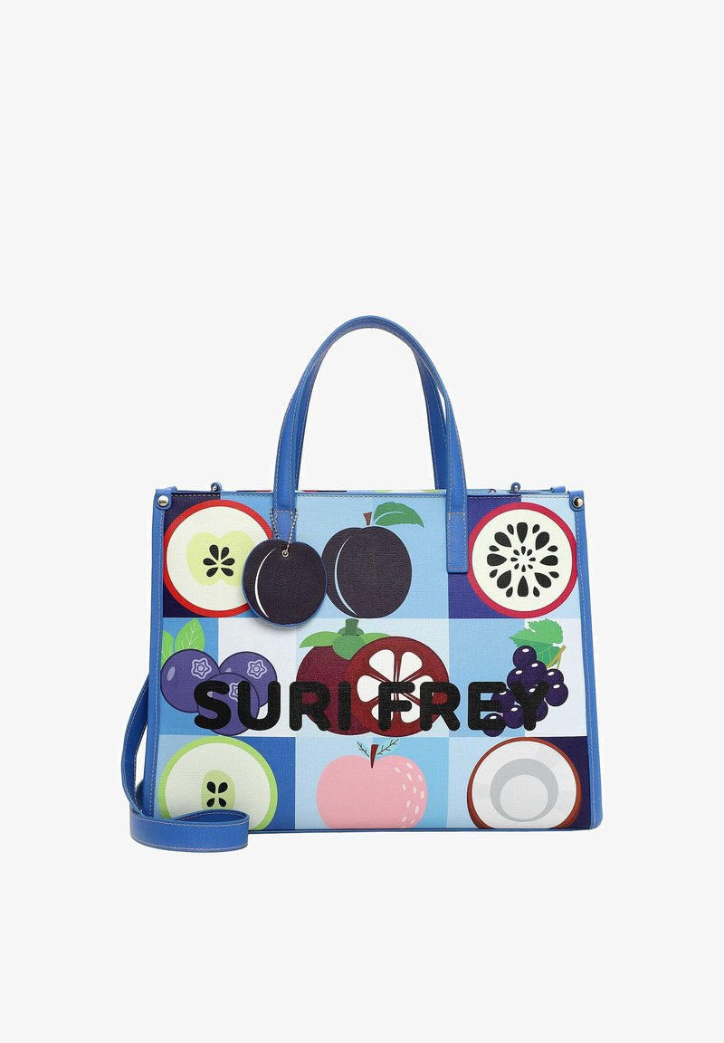Bolso azul con ilustraciones de frutas, dos asas, correa de hombro desmontable y etiqueta negra, con la palabra "SURIFREY" en el frente.