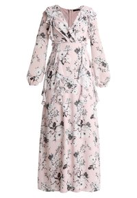 Abito maxi floreale in morbido tessuto rosa chiaro con motivi floreali in bianco e nero, design a portafoglio, maniche lunghe, dettagli arricciati e scollatura a V.