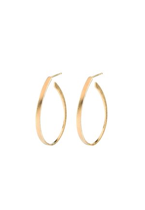Set van slanke, glanzende gouden hoepeloorbellen met een licht afgeplatte, taps toelopende vorm en een sluiting met pen, getoond op een witte achtergrond.
