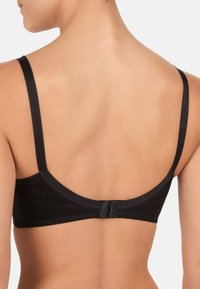 Bra sportivo nero con spalline sottili, una texture liscia e chiusura con ganci sul retro. Design semplice e privo di decorazioni.