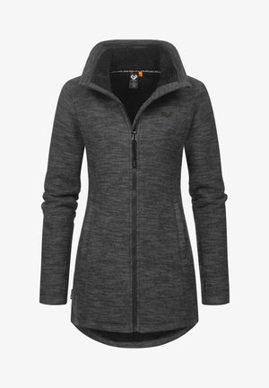 Siva zip jakna z visokim ovratnikom, izdelana iz teksturirane tkanine. Ima stranske žepe in ukrivljen rob. Na prsih je izšita logotip.