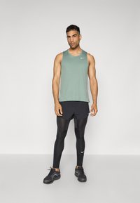 Nike Performance MILER TANK - Débardeur - clay green/reflective silver-coloured