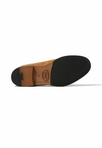 Potplat cipelom od prevrnute kože boje boje kestena s crnim gumenim dnom, s glatkom teksturom i metalnim detaljima blizu pete za dodatni ukras.