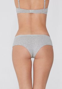 Šedé bavlněné spodní prádlo s hladkým povrchem, nízkým pasem a měkkým elastickým pasem. Vyznačuje se minimálním švem pro maximální pohodlí.