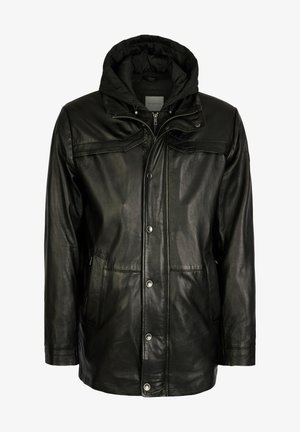 Czarna skórzana kurtka z kapturem, z zamkiem błyskawicznym i zatrzaskami, dwoma przednimi kieszeniami oraz teksturowanym wykończeniem materiału.