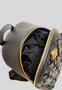 Zaino in pelle nera con texture intrecciata, zip dorata, manico tondo e interno in tessuto con motivi del logo e compartimenti.