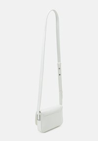 Calvin Klein MUST PLUS CROSSBODY - Skuldertasker - bright white