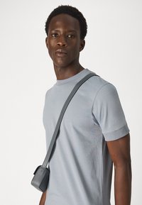DRYKORN ANTON - Basic póló - blau