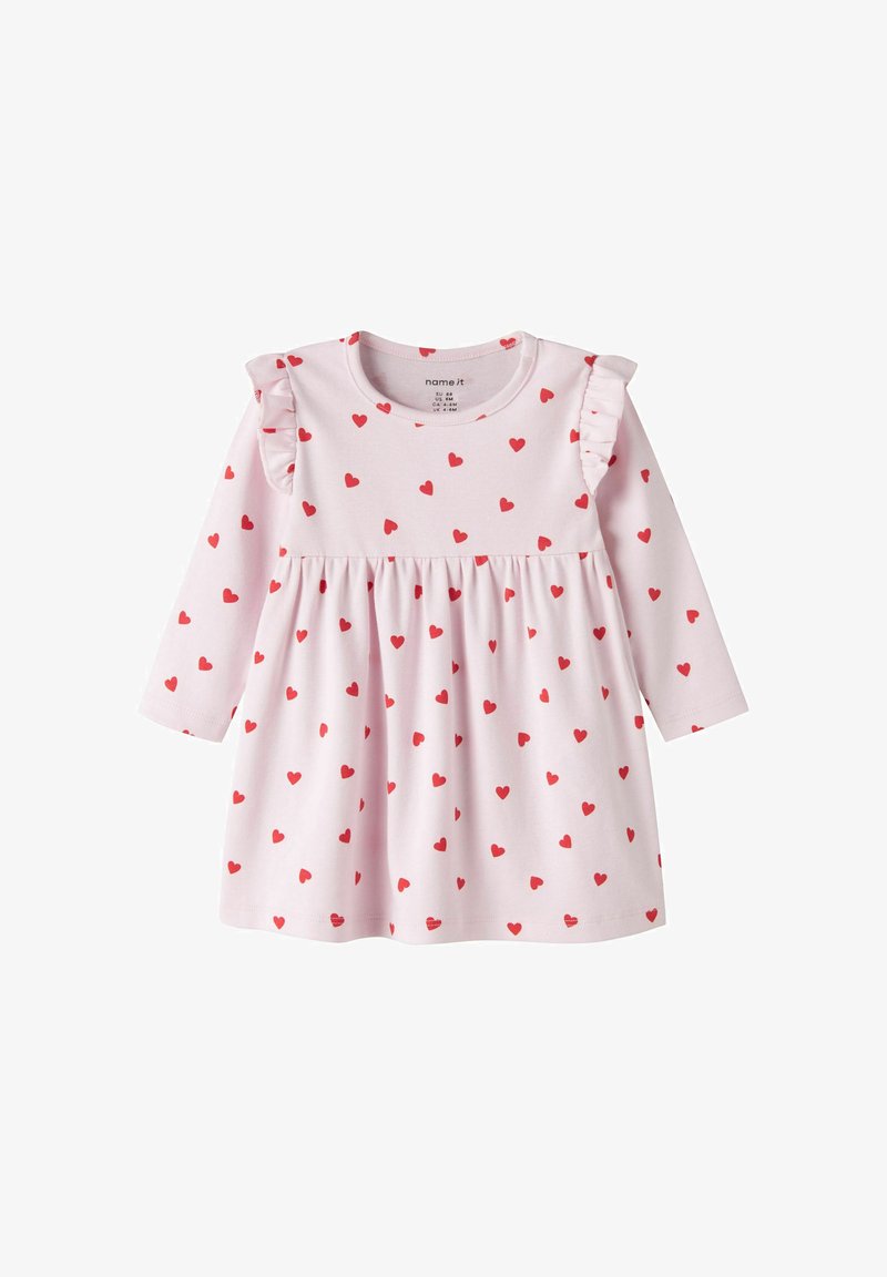 Robe bébé rose clair à manches longues avec motif de cœurs rouges et détails à volants sur les coutures des épaules.