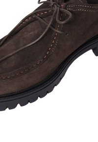 Scarpa in suede marrone con lacci in pelle, punta tonda, cuciture a contrasto e suola in gomma nera robusta con battistrada multidirezionale.