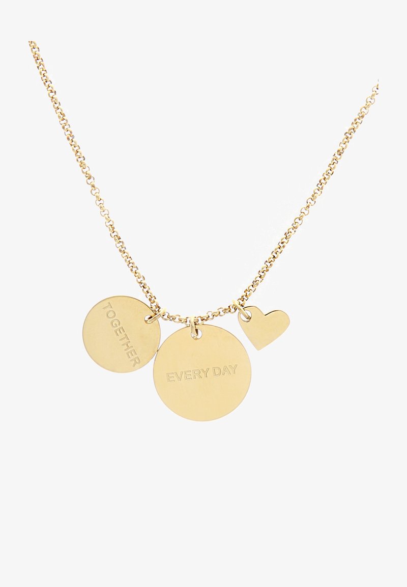 Guldring med tre vedhæng: to cirkulære skiver graveret med "SAMMEN" og "HVER DAG" samt en lille hjerteform. Kæde designet er sammenkoblet.