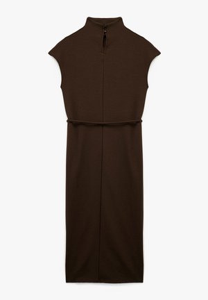 Braunes ärmelloses Kleid mit hohem Kragen und einem Reißverschluss im Rücken. Weicher Stoff, figurbetonte Silhouette und ein dekorativ gebundener Gürtel an der Taille.