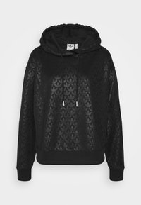 Sudadera negra con capucha que presenta un patrón texturizado, cordones con puntas plateadas y puños y dobladillo acanalados. Acabado de tela suave.