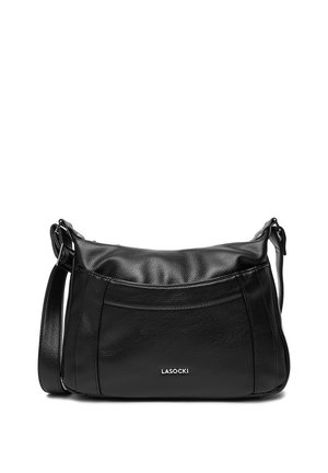 Sac d'épaule en cuir noir avec bandoulière réglable, poche avant incurvée et logo LASOCKI argenté centré à l'avant.