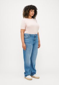 Calvin Klein Jeans Plus EMBROIDERED REGULAR TEE - Βασικό μπλουζάκι - peach whip