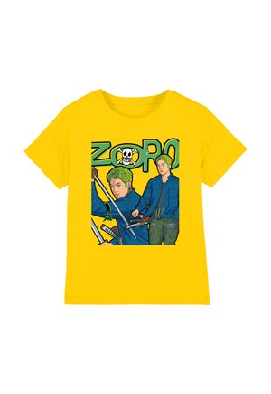 Leuchtend gelbes T-Shirt mit einer Grafik von zwei Figuren, die Schwerter halten, grüne Haare haben, und dem Wort "ZORO" mit Totenkopf und gekreuzten Knochen darüber.