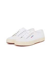 Sneakers bianchi in tela con occhielli grigi e lacci piatti. Suole in gomma con una finitura testurizzata color crema. Logo laterale in rosso e blu.