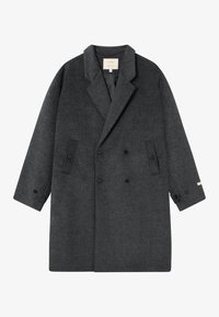 Manteau croisé en laine gris foncé avec revers en notches, deux poches à rabat latérales et poignets boutonnés, posé à plat sur un fond blanc.