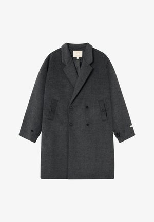 Mørkegrå uld dobbeltbrystet frakke med slagkraver, to sidelommer med klap og knaplukninger ved manchetterne, lagt fladt på en hvid baggrund.