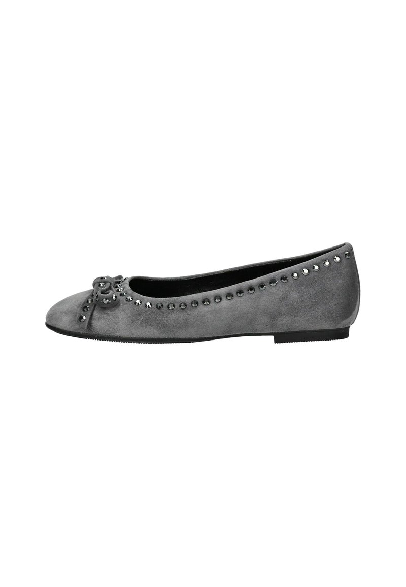 Bailarina plana de ante gris con perfil bajo, detalle de lazo y acentos de tachuelas a lo largo del borde superior. Textura suave y diseño de punta redonda.
