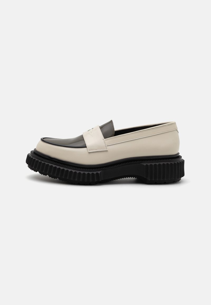 Bicolor loafers in roomkleurig en donkergrijs leer met een robuuste zwarte rubberen zool, met een gladde bovenkant en gestructureerd ontwerp.