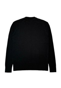 Maglione nero lavorato a maglia con un motivo a griglia testurizzato, maniche lunghe e scollatura a girocollo. Il materiale sembra morbido e caldo.