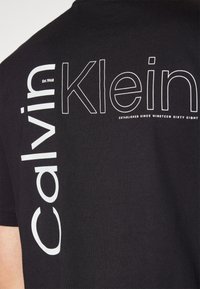 Calvin Klein ANGLED BACK LOGO - Apdrukāts T-krekls - ck black