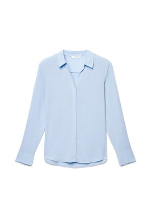 Jasnoniebieska bluzka z długim rękawem, zapinana na guziki z przodu, z kołnierzykiem i gładką, miękką tkaniną. Posiada zaokrąglony dół i mankiety na rękawach.