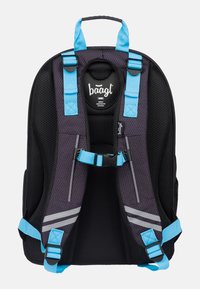 Zaino ergonomico nero con tessuto a rete, dettagli blu, spallacci regolabili e strisce riflettenti. Dotato di maniglia superiore e chiusura a fibbia.