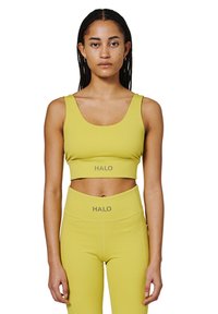 Gul atletisk crop top og højtaljede leggings med "HALO" branding. Glat, strækbart materiale med en tætsiddende pasform og brede stropper.
