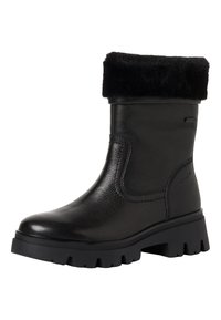 Bottine noire en cuir avec une finition texturée, un revers en fourrure noire pelucheuse et une semelle en caoutchouc noir épaisse avec des crampons profonds.