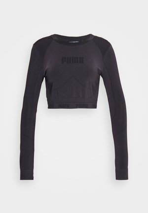Schwarzes, kurz geschnittenes Langarmoberteil mit glatter Textur, gerippten Bündchen und subtiler "PUMA"-Markierung auf der Brust und am Saum.
