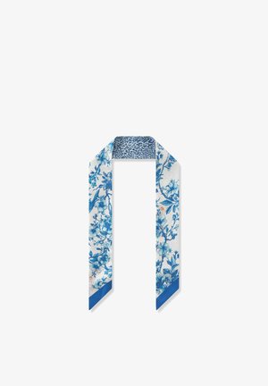 Foulard en soie bleu et blanc avec motif floral et imprimé léopard sur la partie supérieure pliée, étalé à plat avec des extrémités pointues.