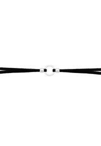 Brățară din cord suede negru, cu un accent rotund din metal argintiu și două mărgele argintii aproape de centru.
