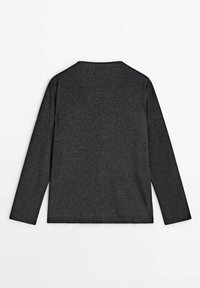 Haut à manches longues gris foncé avec une coupe décontractée, doté d'un large col et d'épaules tombantes. Texture douce, design simple, sans logo visible.