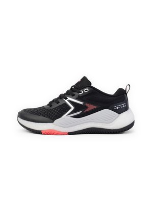 Zapatilla de correr negra y gris con suela intermedia blanca, detalles rojos, parte superior de malla y cordones negros, mostrada de lado sobre un fondo blanco.