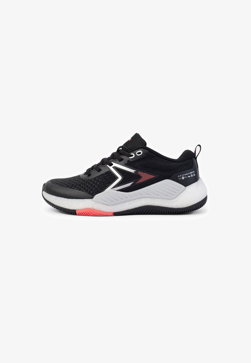 Chaussure de course noire et grise avec une semelle intermédiaire blanche, des accents rouges, une tige en mesh et des lacets noirs, montrée de profil sur fond blanc.