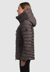 Dunkelbraune Daunenjacke mit horizontalem Steppmuster, hohem Kragen und abnehmbarer Kapuze. Verfügt über eine Reißverschlusstasche auf der linken Seite.