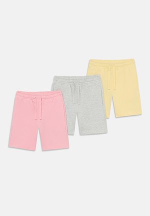 Ensemble de trois paires de shorts mi-cuisse : rose, gris et jaune. Fabriqué en tissu doux avec une taille élastique et un cordon de serrage.