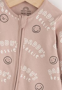 Rosa geripptes Baby-Body mit Frontreißverschluss, versehen mit weißem Text und schwarzen Smiley-Gesichtern. Muster umfasst durchgehend "DADDY's bestie".