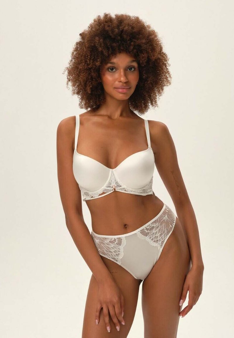 Biały zestaw bielizny składający się z usztywnianego biustonosza z koronkowym wykończeniem oraz dopasowanych, wysokich majtek, prezentujący gładką fakturę i szczegółowe akcenty koronkowe.