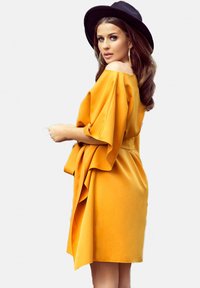 NUMOCO WITH SLEEVES - Cocktailjurk - mustard