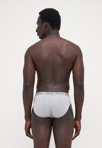 Chiloți gri din bumbac cu un elastic cu logo Fila, care oferă o potrivire strânsă și o textură netedă, văzuți din spate.