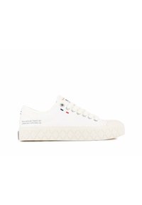 Matala valkoinen kangaskenkä, jossa valkoiset nauhat, timanttikuvioitu pohja ja pieni punavalkosinisin lippu sivussa.