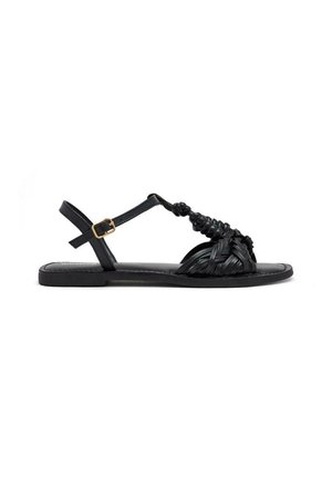 Sandali in pelle nera con design superiore intrecciato, cinturino regolabile con fibbia dorata, suola piatta e punta aperta.