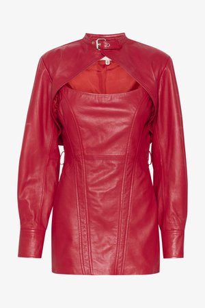 Rød læderjakke med firkantet halsudskæring, lange ærmer og et unikt kravedesign med spænde. Glat tekstur og tætsiddende silhuet.